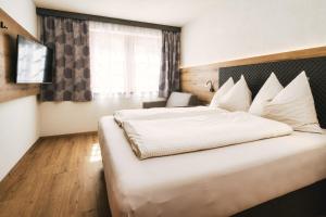 Posteľ alebo postele v izbe v ubytovaní Camping Dreiländereck Blockhütten & Apartments