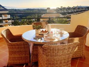 einen Tisch und Stühle auf einem Balkon mit Aussicht in der Unterkunft Walking distance to Puerto Banus sea view Apartment in Marbella