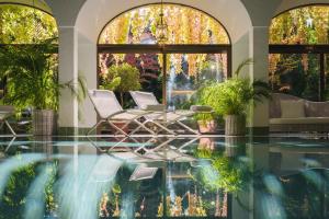 Basen w obiekcie Hotel Gasthof Brandstätter lub w pobliżu