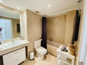 ein Badezimmer mit einem WC, einem Waschbecken und einer Badewanne in der Unterkunft Walking distance to Puerto Banus sea view Apartment in Marbella