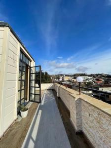 einen Balkon mit Stadtblick in der Unterkunft CHOGO in Kutaissi