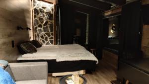 sypialnia z łóżkiem i kanapą w pokoju w obiekcie Himosranta Suites w mieście Jämsä