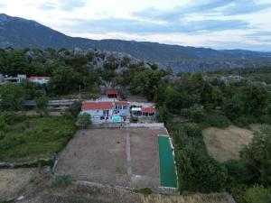 een luchtfoto van een huis in een veld bij Villa Zrinka **** in Svinišće