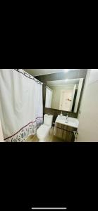 W łazience znajduje się toaleta, umywalka i lustro. w obiekcie Hermoso departamento Viña del Mar w mieście Viña del Mar