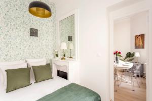 - une chambre avec un lit, une cheminée et une table dans l'établissement Cosy 2 bedrooms 1 bathroom apartment - Monceau, à Paris