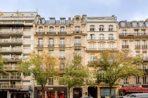 um grande edifício em frente a uma rua em Cosy 2 bedrooms 1 bathroom apartment - Monceau em Paris
