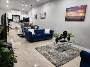 拿骚The Hide Away的客厅里有一张蓝色的沙发和一张桌子