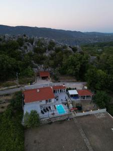 een luchtzicht op een huis met een zwembad bij Villa Zrinka **** in Svinišće