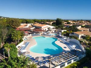 een luchtzicht op een resort met een zwembad en stoelen bij SOWELL Family Cap d’Agde in Cap d'Agde