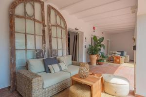 ein Wohnzimmer mit einem Sofa und einem Tisch in der Unterkunft Hostal Es Niu de Tamariu in Tamariu