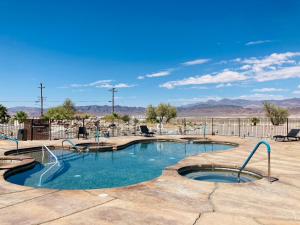 een zwembad midden in een woestijn bij Death Valley Hot Springs 1 Bedroom in Tecopa