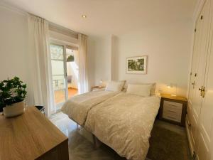 Postel nebo postele na pokoji v ubytování Walking distance to Puerto Banus sea view Apartment + 37 fotografií