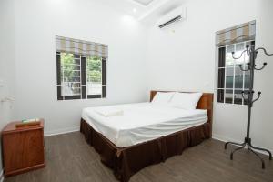 Postel nebo postele na pokoji v ubytování Nhà Nghỉ Ngọc Anh