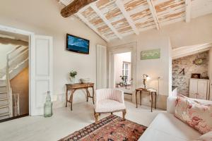 - un salon avec un canapé blanc et une table dans l'établissement Casa Monella, à La Spezia