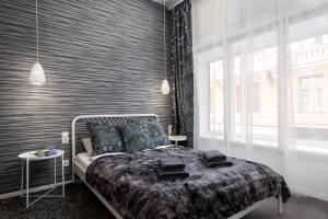 Un dormitorio con una cama y una ventana grande. en VP12 Apartments, en Budapest