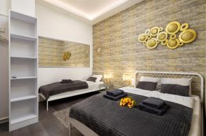 Un dormitorio con dos camas y una pared de ladrillo. en VP12 Apartments, en Budapest