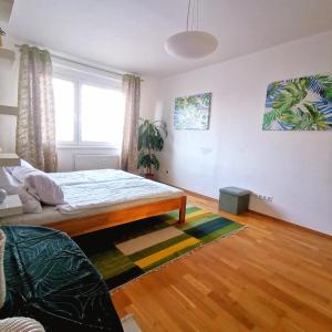 1 dormitorio con cama y ventana en CozyHome Retro Apartment, en Bratislava
