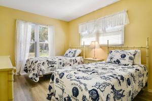 a bedroom with two beds and a window at Village Green Oasis in Bradenton