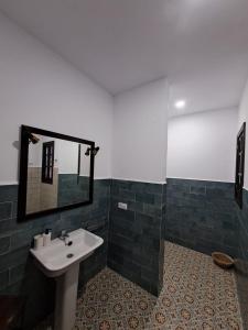 Casa Rural Alberquillas في لا بويبلا دي لوس إينفانتيس: حمام مع حوض ومرآة