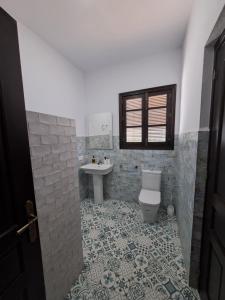 uma casa de banho com um WC e um lavatório em Casa Rural Alberquillas em La Puebla de los Infantes