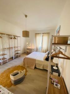 1 dormitorio grande con 1 cama y 1 alfombra grande en Family Apartment, en Beverino