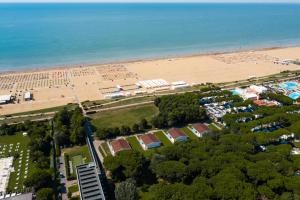 een luchtzicht op een strand en de oceaan bij Hotel Santo Stefano in Bibione