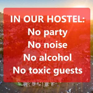 una señal roja que se lee en nuestro hospital sin fiesta sin ruido sin alcohol tóxico en "No party & Many rules" Hostel N1, en Sofía