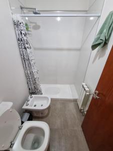 y baño con aseo, lavabo y ducha. en UMA en Salta