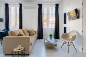 a living room with a couch and a table at AlohaMundi Adriano in Seville