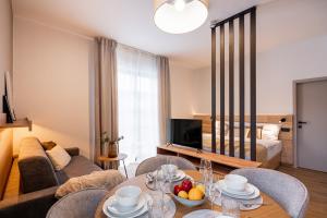 - un salon avec une table et un canapé dans l'établissement Resort Aurum Residence A, à Černý Důl