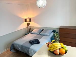 - une chambre avec un lit et une corbeille de fruits sur une table dans l'établissement Eden Moon, à Paris