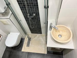 La salle de bains est pourvue d'un lavabo, d'une douche et de toilettes. dans l'établissement Eden Moon, à Paris