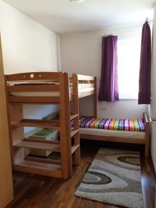 a room with two bunk beds and a window at Ferienwohnung Bergsteiger in Strassen