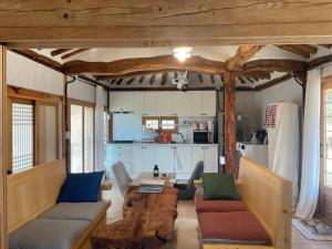 ein Wohnzimmer mit einem Sofa und einem Tisch in der Unterkunft Hanok Stay - JukRokJungSa in Gurye