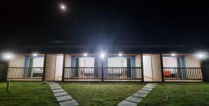 uma casa com varanda à noite com luzes em Vila Taipu em Barra Grande