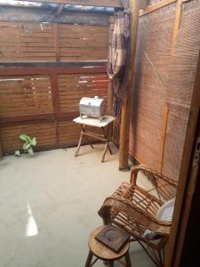 Zimmer mit einem Tisch, einem Stuhl und einer Kaffeemaschine in der Unterkunft Morada da Hortensia in Guarda do Embaú