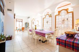 comedor con mesa y sillas en Villa de 6 chambres avec piscine privee jardin clos et wifi a Saint Cyr sur Loire, en Saint-Cyr-sur-Loire