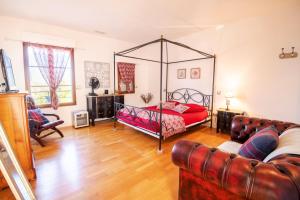 Giường trong phòng chung tại Villa raffinée à Saint-Cyr-sur-Loire avec piscine privée +35 ảnh