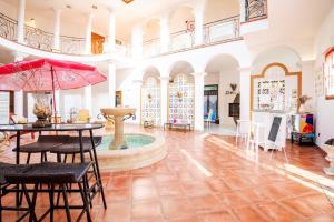 een woonkamer met een tafel en stoelen en een fontein bij Villa de 6 chambres avec piscine privee jardin clos et wifi a Saint Cyr sur Loire in Saint-Cyr-sur-Loire