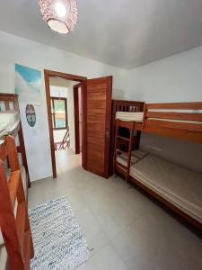 Habitación con 2 literas y habitación con puerta en Casa na Praia da Pipa próximo a Praia do Amor - RN, en Pipa