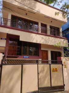 um edifício com uma cerca em frente em Sreevalsam Guest House em Trivandrum