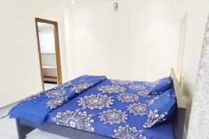 uma cama azul com lençóis azuis e um espelho em Luxurious 5 BHK Duplex in Kukatpally em Hyderabad
