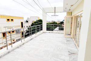 Un balcon sau o terasă la Luxurious 5 BHK Duplex in Kukatpally