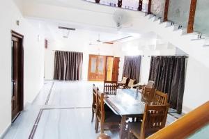 Restaurace v ubytování Luxurious 5 BHK Duplex in Kukatpally
