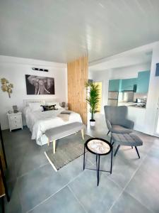 a bedroom with a bed and a table and a chair at Villa Residencial El Guaidil in Triquivijate