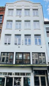 um edifício branco com janelas do lado em Suikerrui 16 App 102 em Antuérpia