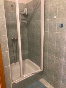 y baño con ducha y puerta de cristal. en Holiday home in Fonyod/Balaton 18566 en Fonyód