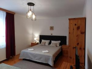 1 dormitorio con 1 cama con 2 toallas en Стаи за гости Валеьови, en Bansko