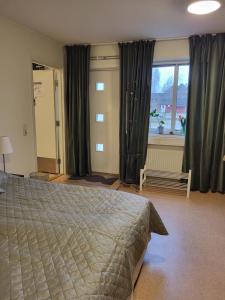 Postel nebo postele na pokoji v ubytování KG SleepOver & Ställplats