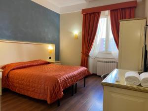 una camera d'albergo con letto e finestra di Termini station holidays a Roma